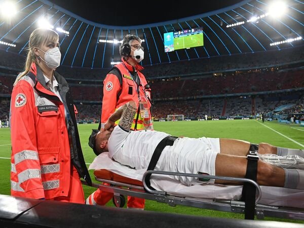 Bek sayap AS Roma yaitu Leonardo Spinazzola, mengenang cedera horor yang dialaminya bersama Timnas Italia setahun lalu / via Getty Images