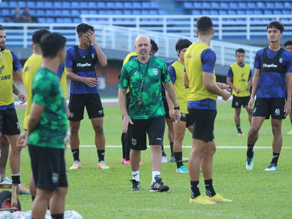 Pelatih anyar Borneo FC, Andre Gaspar memimpin latihan timnya