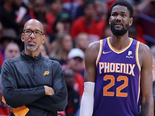 Center Phoenix Suns, DeAndre Ayton bersama Monty Williams.