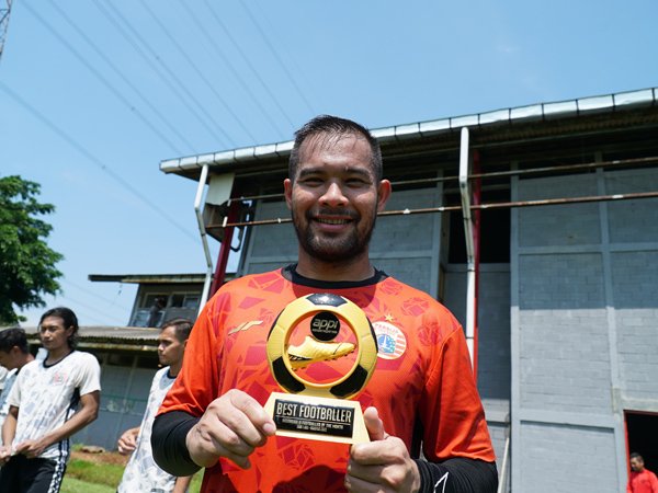 Kiper Persija Jakarta, Andritany Ardhiyasa menerima perhargaan pemain terbaik versi APPI