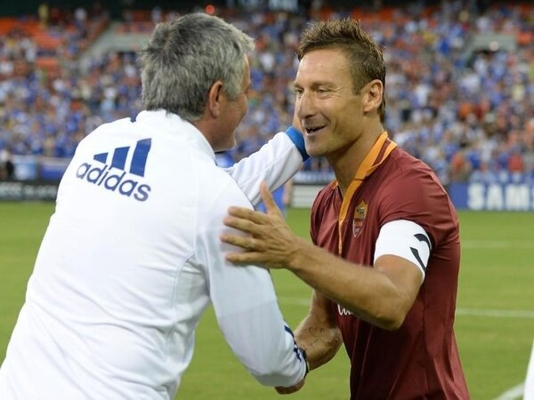 Jose Mourinho menyambut dengan tangan terbuka apabila Francesco Totti ingin kembali lagi ke jajaran manajemen AS Roma / via Istimewa