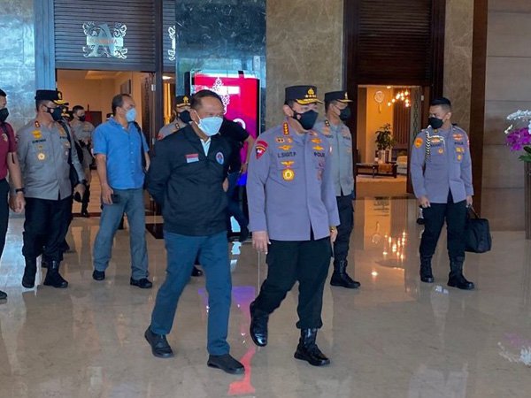Kapolri Jenderal Listyo Sigit Prabowo bersama Kemenpora Zainudin Amali mengunjungi Stadion Kanjuruhan