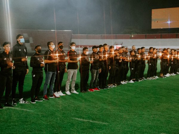 Pelatih Bali United, Stefano Cugurra Teco berdoa untuk korban tragedi Kanjuruhan