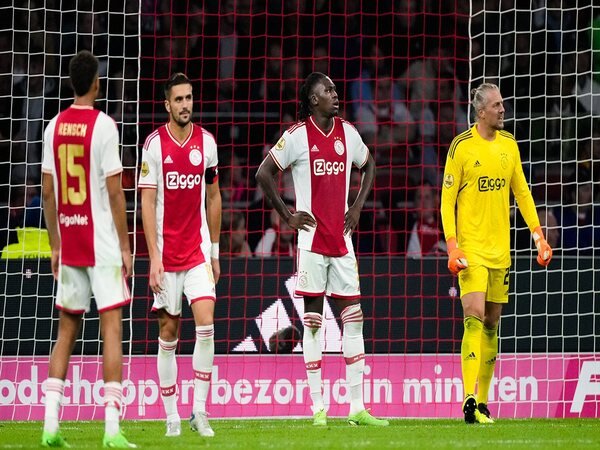 Para pemain Ajax Amsterdam tertunduk lesu setelah menelan kekalahan telak 1-6 dari Napoli di matchday ketiga Liga Champions (5/10) / via Reuters