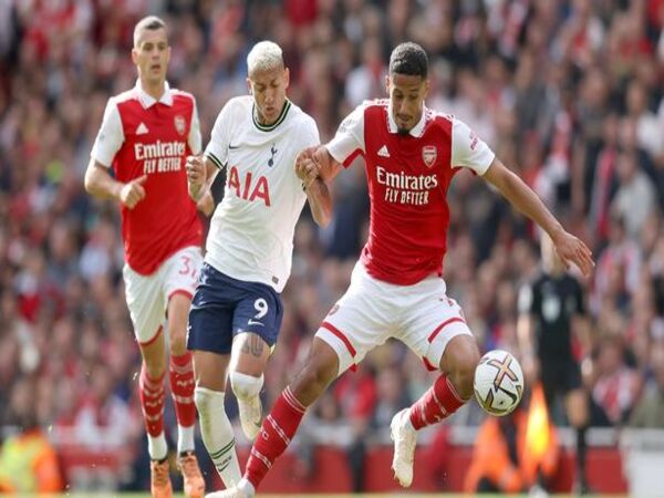 William Saliba mengawal ketat Richarlison, ketika Arsenal menang 3-1 atas Tottenham Hotspur di ajang Premier League akhir pekan lalu (1/10) / via Getty Images