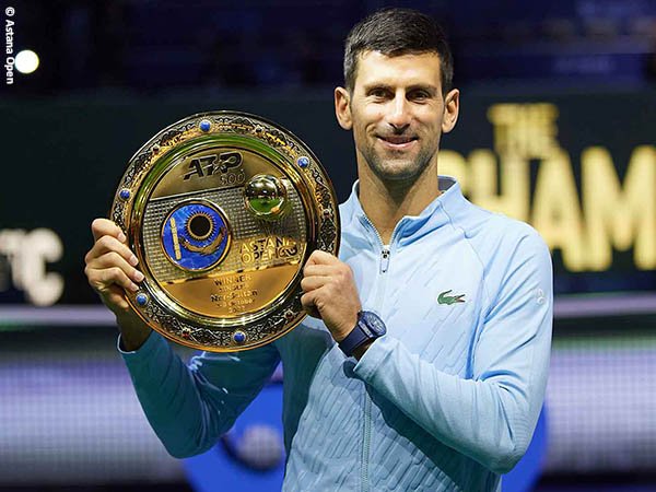 Jegal Stefanos Tsitsipas, Novak Djokovic angkat trofi kemenangan di Astana