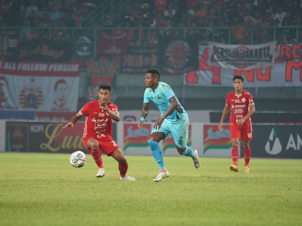 Pemain Persija Jakarta berupaya merebut bola dari tim lawan