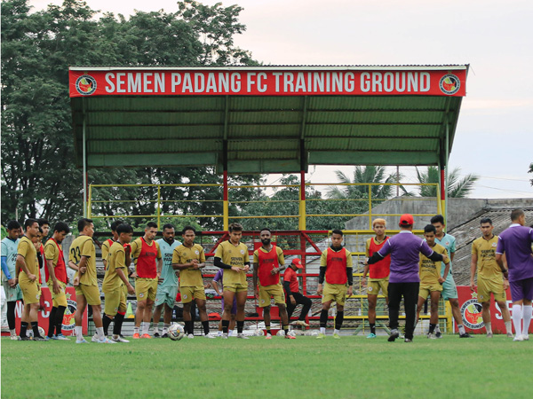 Latihan skuat Semen Padang FC sebelum tim diliburkan