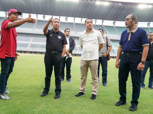 Menpora Amali saat meninjau kondisi Stadion GBT Surabaya