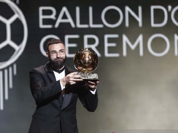 Penyerang Real Madrid, Karim Benzema resmi mendapatkan penghargaan Ballon d'Or.