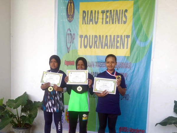 Petenis junior Limapuluh Kota, Zakia Afifah (tengah)