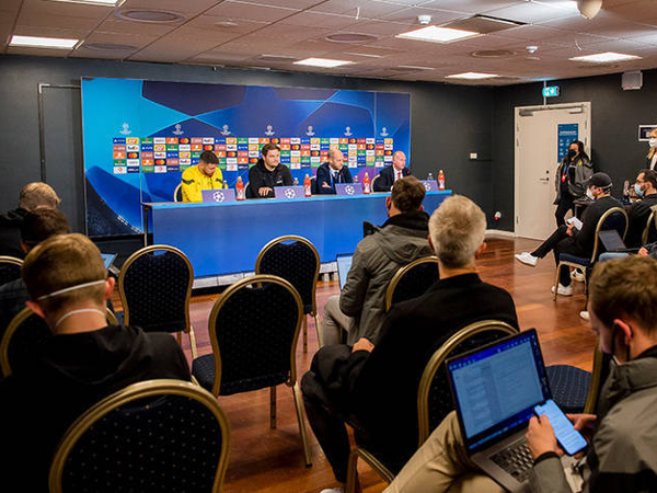 Edin Terzic dan Salih Ozcan selama konferensi pers jelang laga Borussia Dortmund vs FC Copenhagen