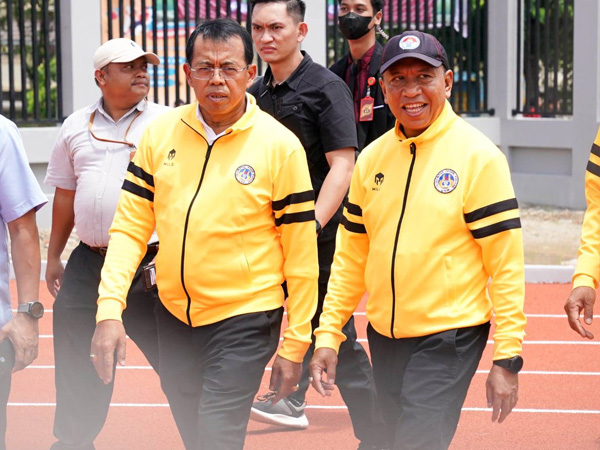 Rektor UNP Ganefri bersama Menpora RI, Zainudin Amali saat meresmikan lintasan atletik