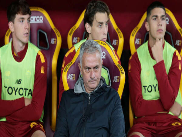 Jose Mourinho menyebut jika AS Roma harus kalah 0-1 dari Lazio lantaran buruknya kualitas lini serang yang ditunjukkan oleh para penggawa Giallorossi / via Getty Images