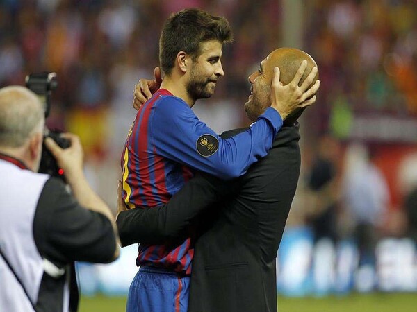 Pep Guardiola merasa terhormat pernah menangani Gerard Pique di Barcelona selama empat musim / via Getty Images