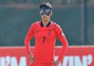 Perdana, Son Heung-min Latihan Dengan Mengenakan Topeng Wajah