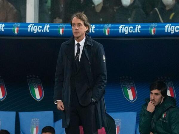 Roberto Mancini masih tak bisa menyembunyikan kekecewaannya soal kegagalan Italia tampil di Piala Dunia 2022 Qatar / via Getty Images