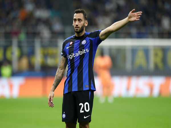 Hakan Calhanoglu menegaskan Inter Milan belum mau menyerah untuk menggusur Napoli dari puncak klasemen sementara Serie A / via Getty Images