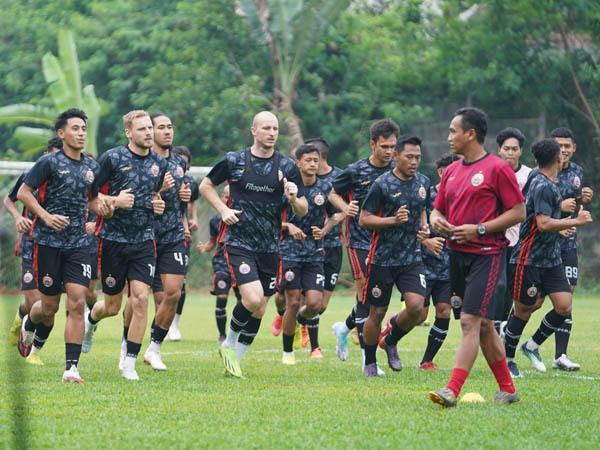 Proses pemanasan pemain Persija Jakarta sebelum berlatih