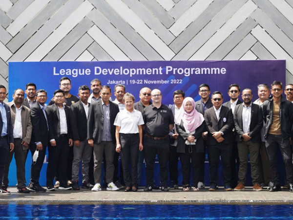 CEO Bali United, Yabes Tanuri bersama para peserta UEFA Assist LDP