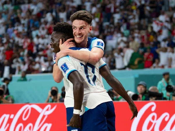 Declan Rice dan Bukayo Saka merayakan gol Inggris ke gawang Iran