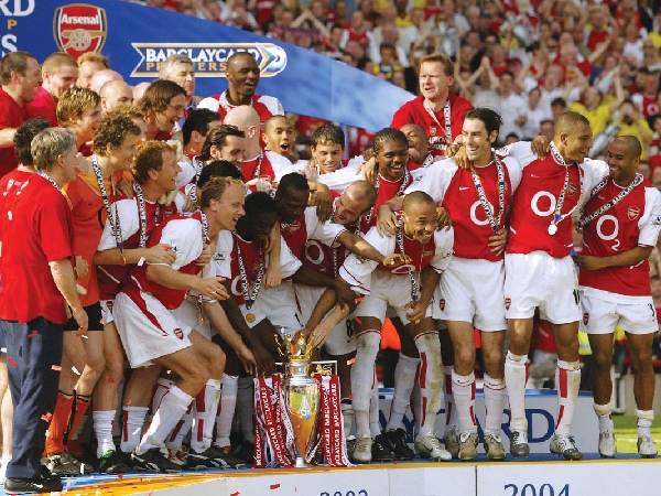 Skuat 'The Invincibles' Arsenal memenangkan Premier League 2003-04 dengan rekor tidak terkalahkan sepanjang musim