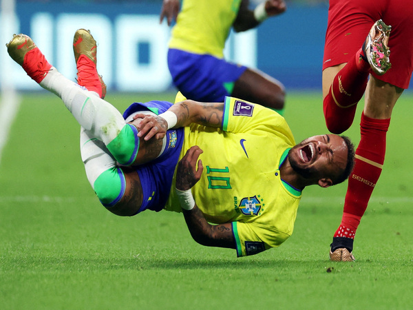 Timnas Brasil belum tahu kapan Danilo dan Neymar bisa kembali memperkuat tim, menyusul cedera engkel yang dialami oleh kedua pemain tersebut / via Reuters