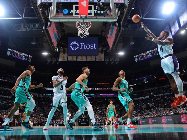 Los Angeles Lakers berhasil petik kemenangan di markas San Antonio Spurs.