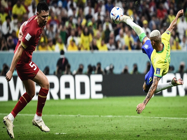 Richarlison melepaskan tendangan akrobatik yang berbuah gol, saat Timnas Brasil menang 2-0 atas Serbia di partai perdana Grup G Piala Dunia 2022 (25/11) / via Reuters