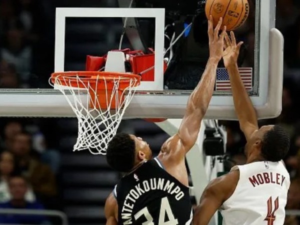 Giannis Antetokounmpo ketika coba blok Evan Mobley. (Images: Getty)