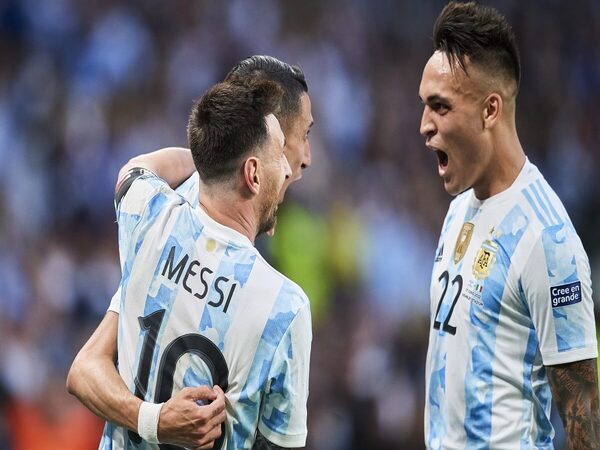Lionel Messi dan Lautaro Martinez / via Reuters