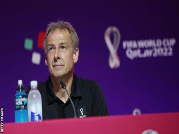 Jurgen Klinsmann diserang balik oleh Carlos Queiroz, setelah nama pertama menuding Timnas Iran main curang saat menang 2-0 atas Wales di babak penyisihan Piala Dunia 2022 / via Getty Images