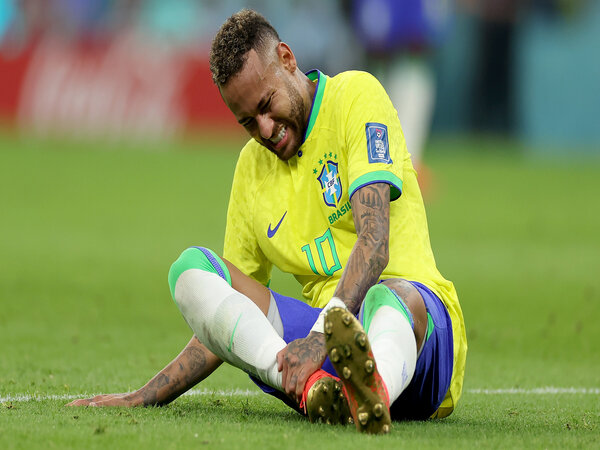 Manajer Brasil yaitu Tite, enggan menyalahkan bek Serbia sebagai pemicu cedera engkel yang dialami oleh Neymar saat ini / via Getty Images