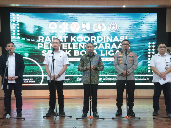 Menpora RI, Zainudin Amali (tengah) usai memimpin Rakor terkait penyelenggaraan Liga 1