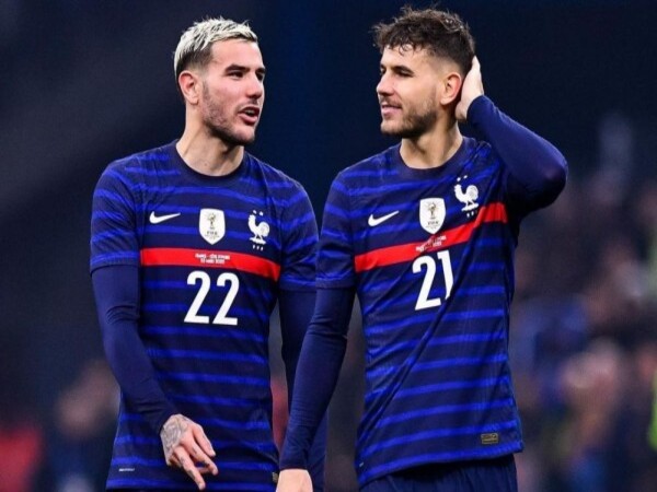 Theo Hernandez (kiri) mengaku diminta sang abang untuk membantu mengantarkan Timnas Prancis menjuarai Piala Dunia 2022 kali ini / via AFP