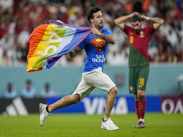 Ruben Neves memberikan dukungannya kepada pria yang menerobos lapangan saat Portugal melawan Uruguay di lanjutan penyisihan Piala Dunia 2022 dini hari tadi (29/11) / via Getty Images