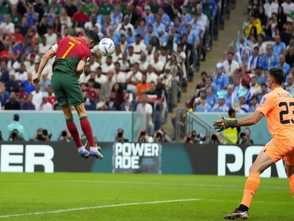 Cristiano Ronaldo ngotot bahwa gol pertama Timnas Portugal ke gawang Uruguay dini hari tadi (29/11) seharusnya sah miliknya dan bukan milik Bruno Fernandes / via Getty Images