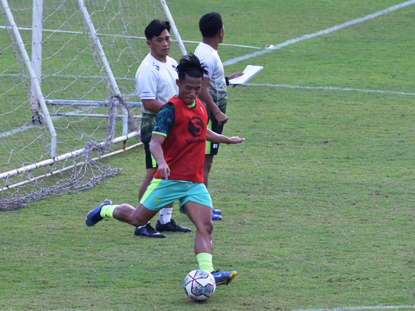 Bek kanan Persib, Henhen Herdiana