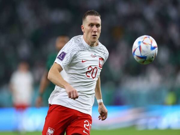 Piotr Zielinski menyebut Timnas Polandia menerapkan strategi yang bertolak belakang dengan Napoli di ajang Piala Dunia 2022 kali ini / via Getty Images