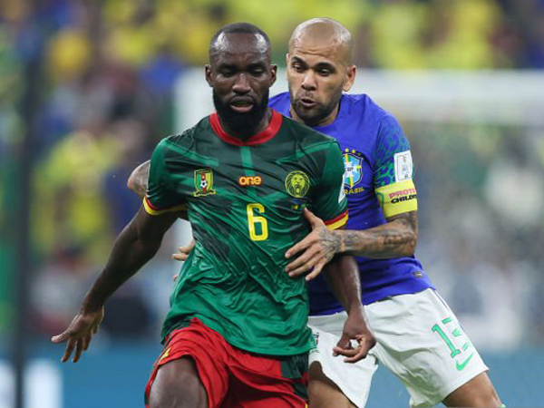 Duel pemain timnas Brasil dan timnas Kamerun.