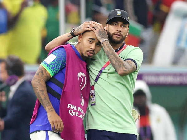 Gabriel Jesus (kiri) bersama bintang Brasil Neymar