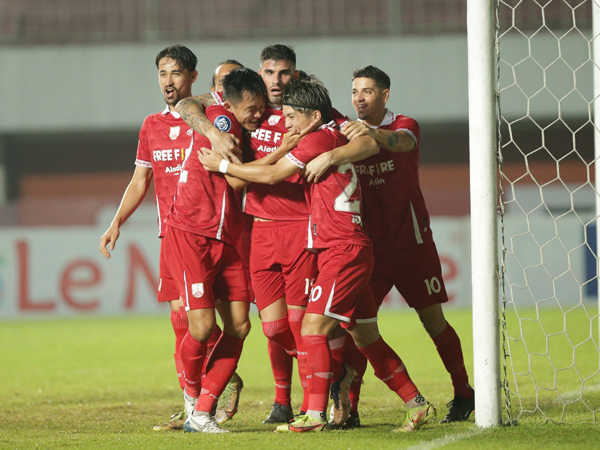 Pemain Persis Solo merayakan gol ke gawang rans nusantara FC