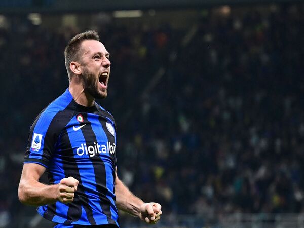 Stefan De Vrij dilaporkan menjadi rebutan tiga klub Eropa menyusul kontraknya di Inter Milan yang tinggal menyisakan enam bulan lagi / via Getty Images