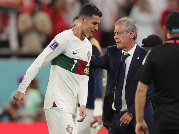 Fernando Santos merasa tak menyesal mencadangkan Cristiano Ronaldo saat Timnas Portugal kalah 0-1 dari Maroko di babak delapan besar Piala Dunia 2022 / via Getty Images