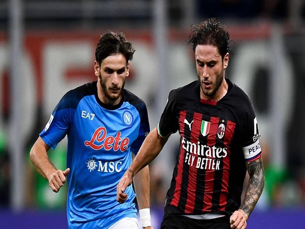 Davide Calabria (kanan) mengaku kaget dengan performa Napoli yang muncul sebagai kandidat pemenang Scudetto musim ini / via Getty Images