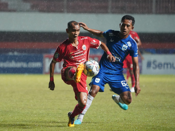 Winger Persija Jakarta, Riko Simanjuntak berupaya melewati hadangan pemain PSIS Semarang