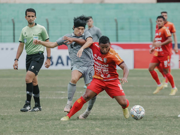 Gelandang Bali United, Eber Bessar ditekan pemain Borneo FC Kei Hirose