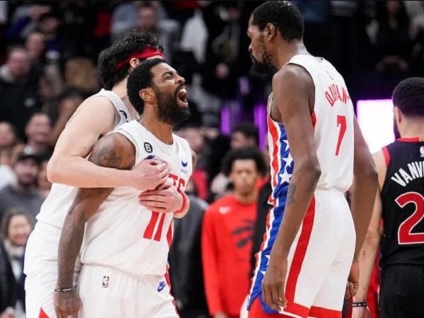 Pemain Brooklyn Nets rayakan kemenangan bersama Kyrie Irving. (Images: Getty)