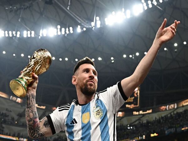 Ronaldo mengirim pesan berkelas untuk Lionel Messi setelah La Pulga sukses memenangkan Piala Dunia 2022 bersama Timnas Argentina / via Reuters