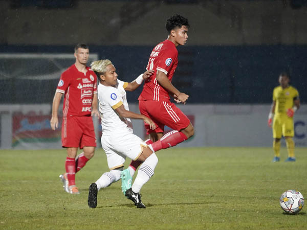 Bek muda Persija Jakarta, Muhammad Ferarri saat menghadapi Dewa United FC
